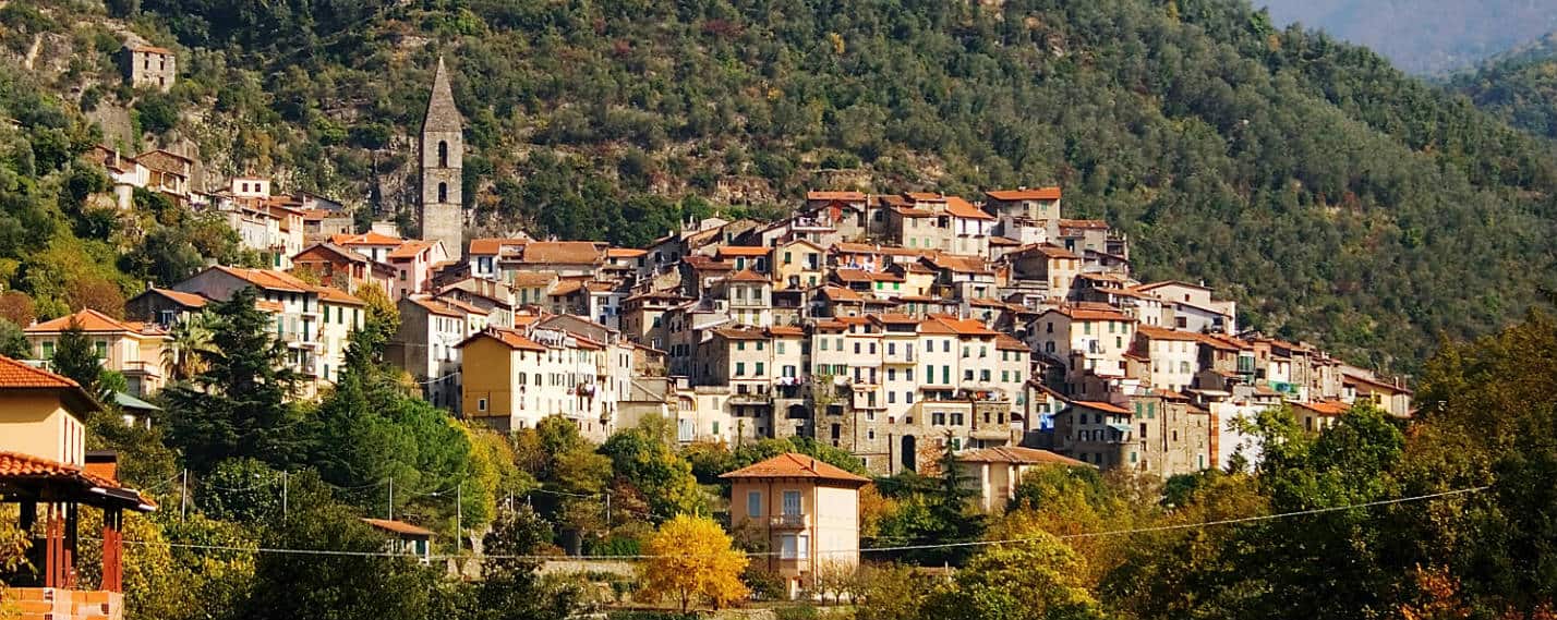 Il borgo di Pigna tra le colline